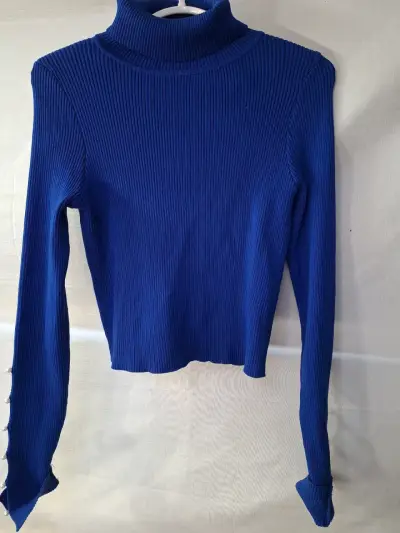Suéter cuello alto azul con perlas - miniatura 3