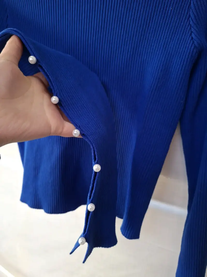 Suéter cuello alto azul con perlas - 4