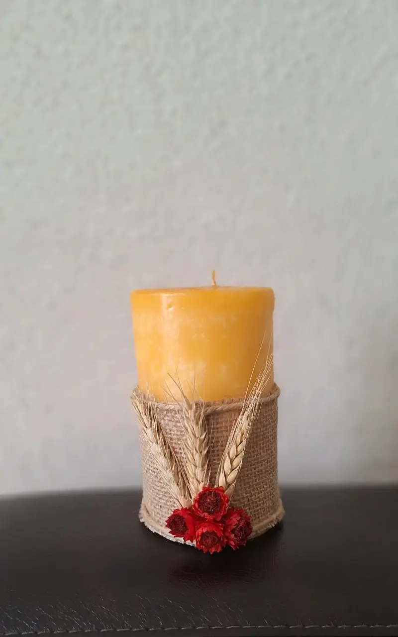 Vela decorativa amarilla medidas 12x7,5 cms