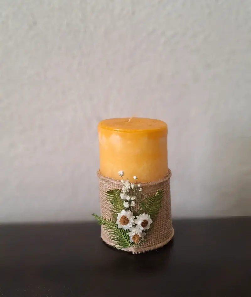 Vela aromática decorativa amarilla medidas 12x7,5