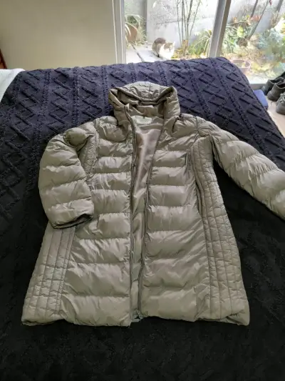 Chaqueta acolchada beige con capucha - miniatura 1