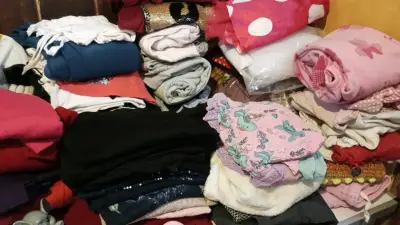 Ropa variada en buen estado - miniatura 1