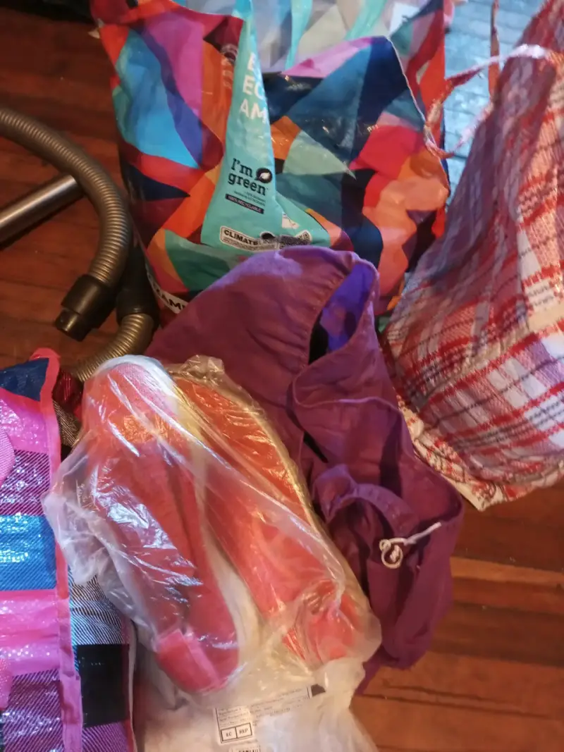 Ropa variada en buen estado - 6