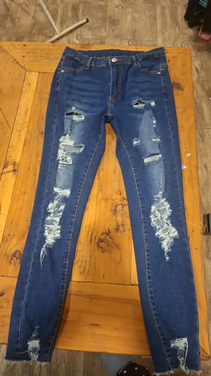 Jeans azul con diseño rasgado - 1