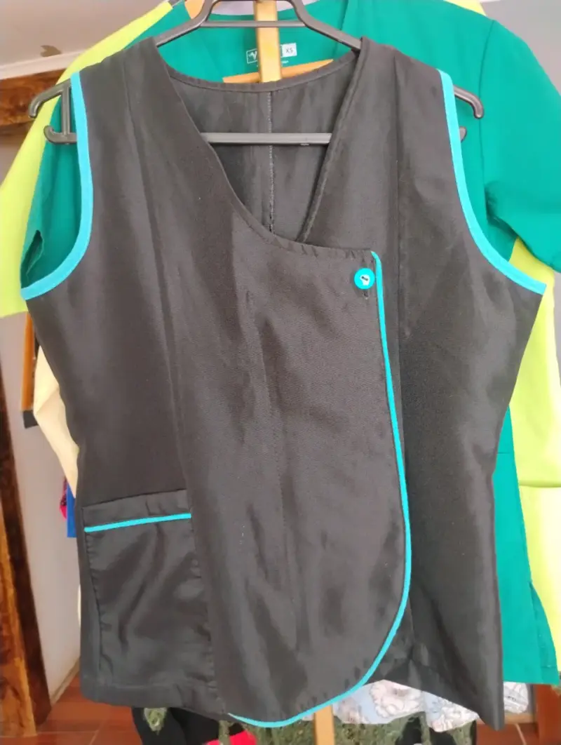 Chaleco negro con borde turquesa