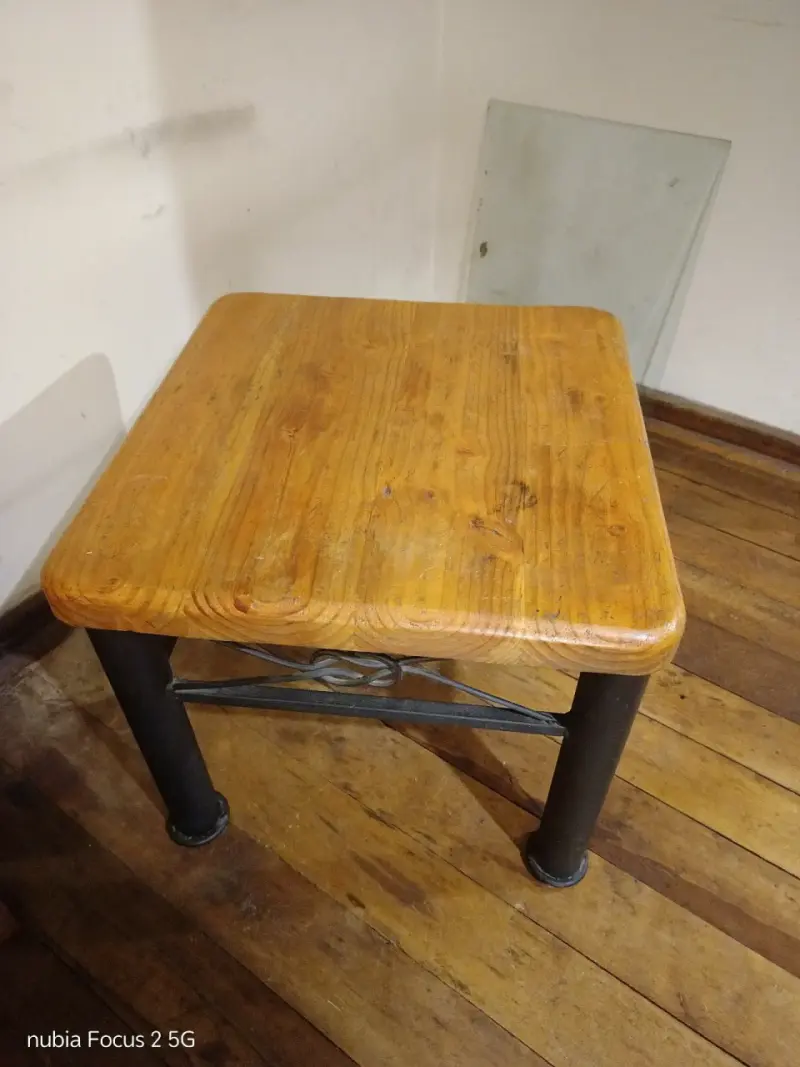 Mesa de madera rústica - 1