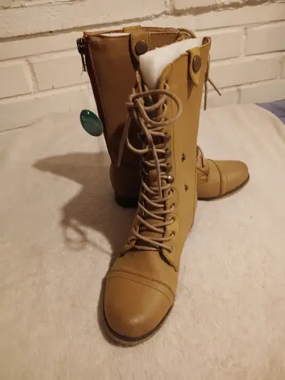 Botas beige con cordones - miniatura 1