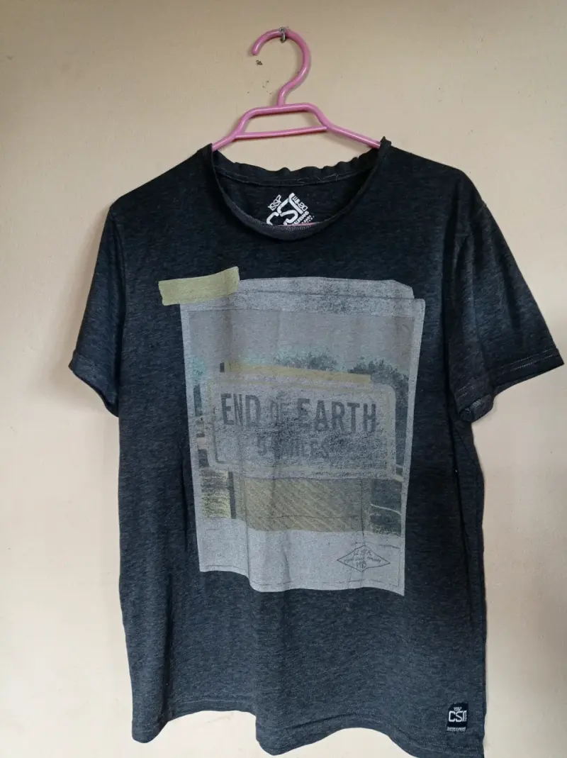 Polera gris con estampado gráfico - 1