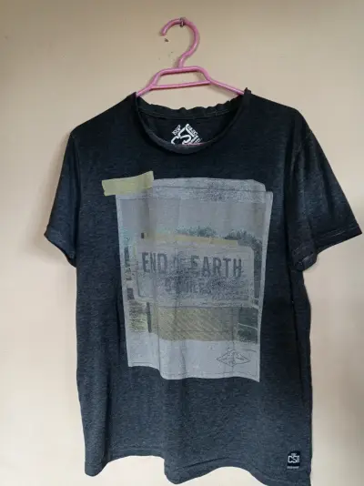 Polera gris con estampado gráfico - miniatura 1