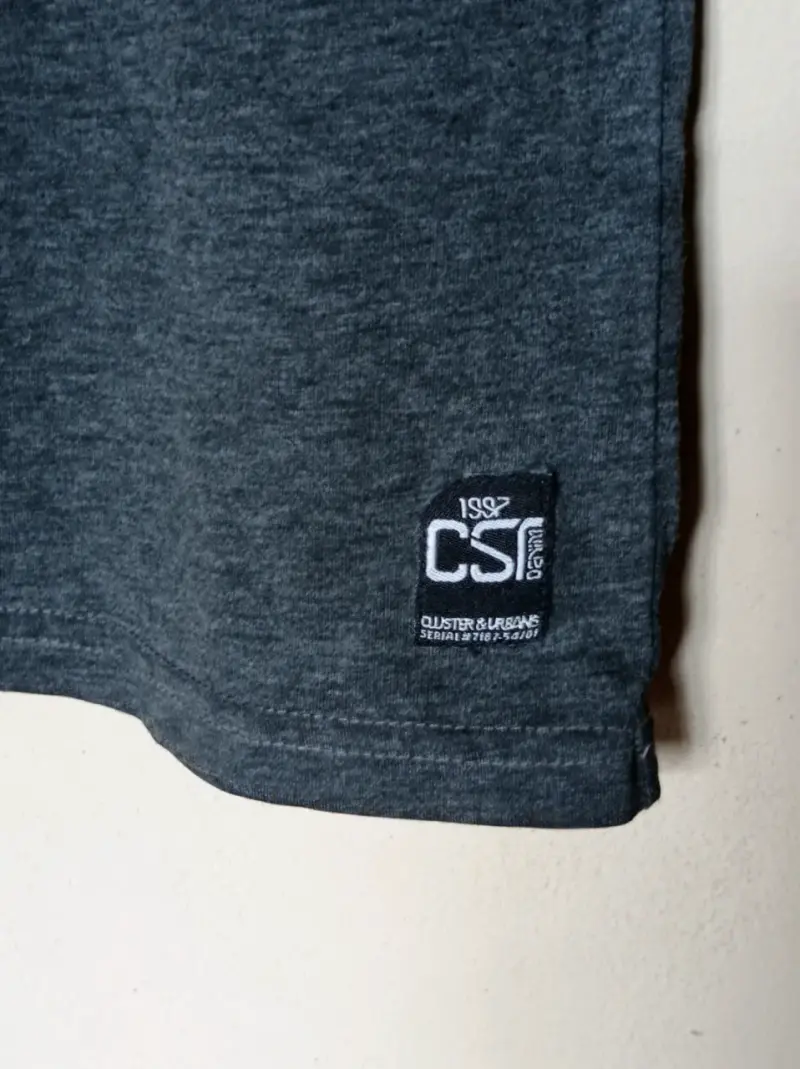 Polera gris con estampado gráfico - 2