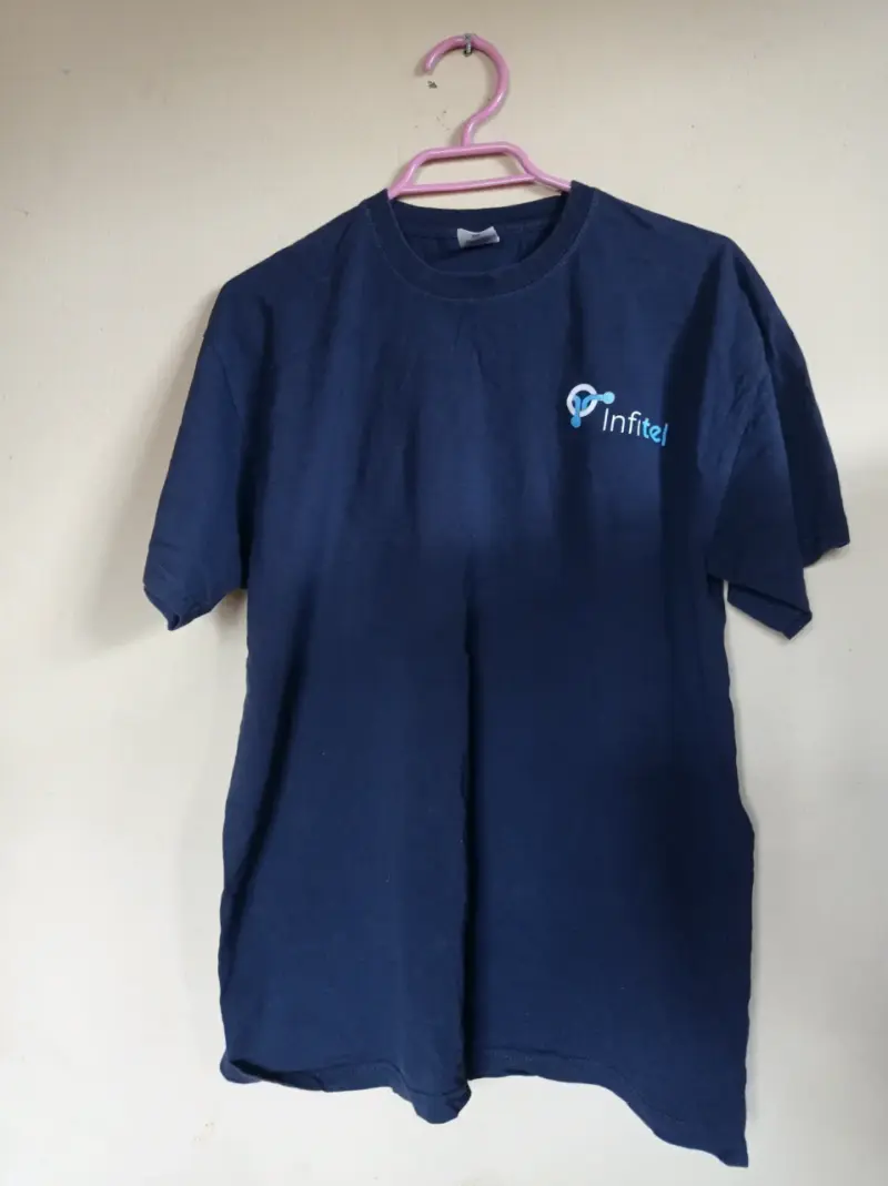 Polera azul con logo - 1