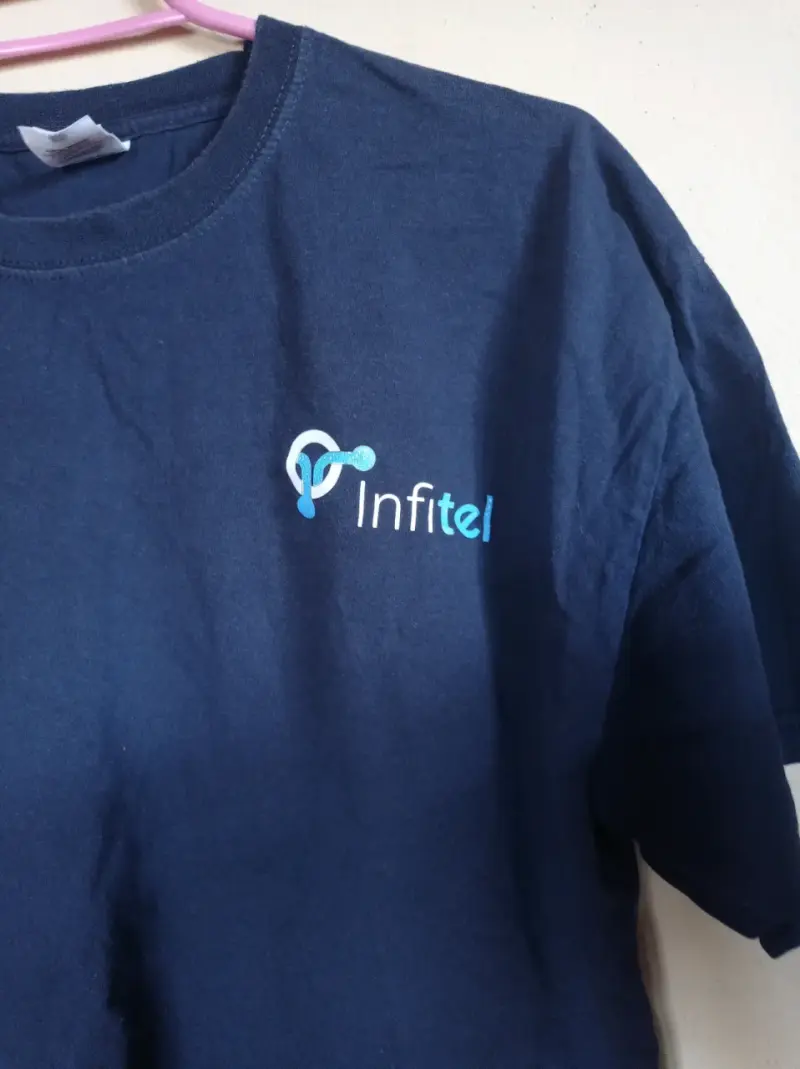 Polera azul con logo - 2