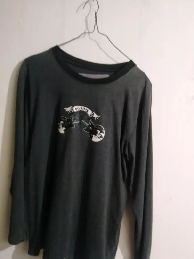 Polerón gris estampado guitarras - 6