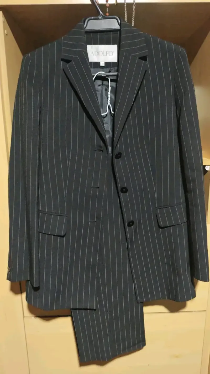 Traje negro a rayas