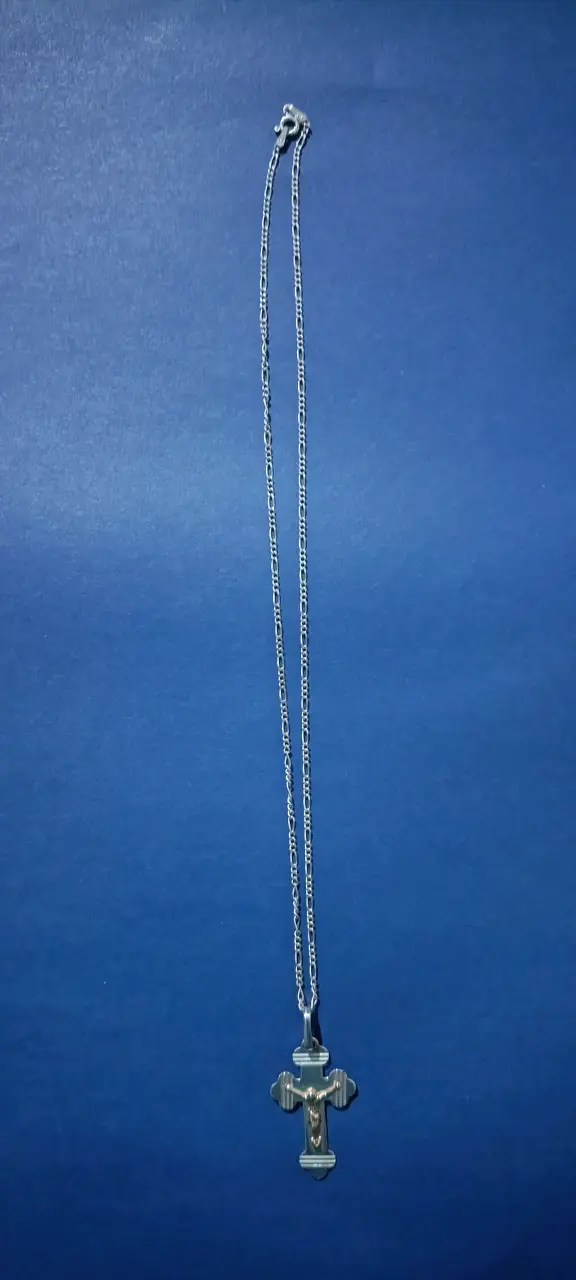 Collar con crucifijo - 1