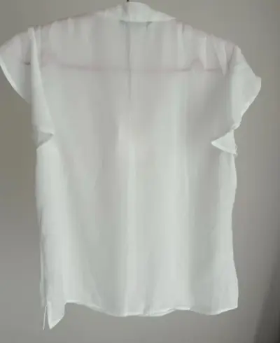 Blusa blanca sin mangas - miniatura 4