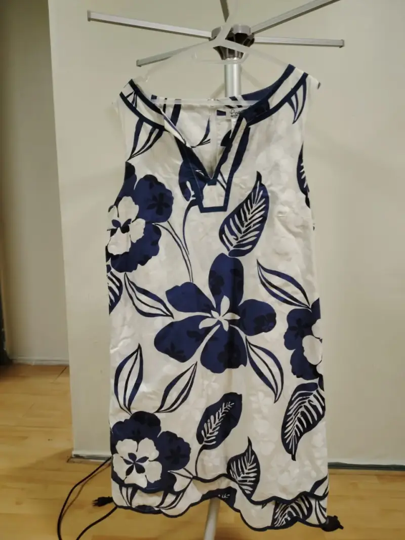Vestido blanco con flores azules