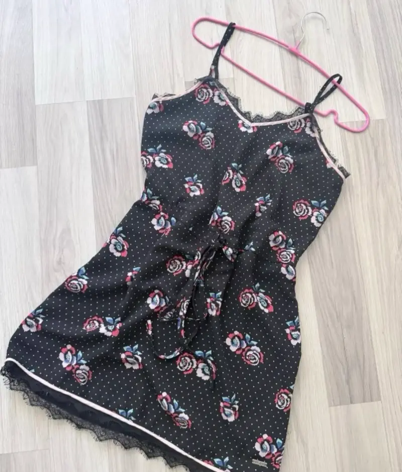 Vestido negro con estampado floral - 1