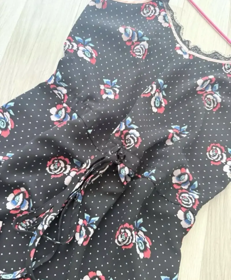Vestido negro con estampado floral - 2