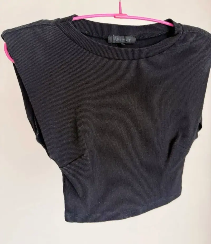 Polera negra sin mangas - 1