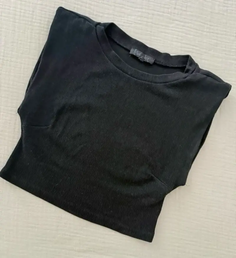 Polera negra sin mangas - 3