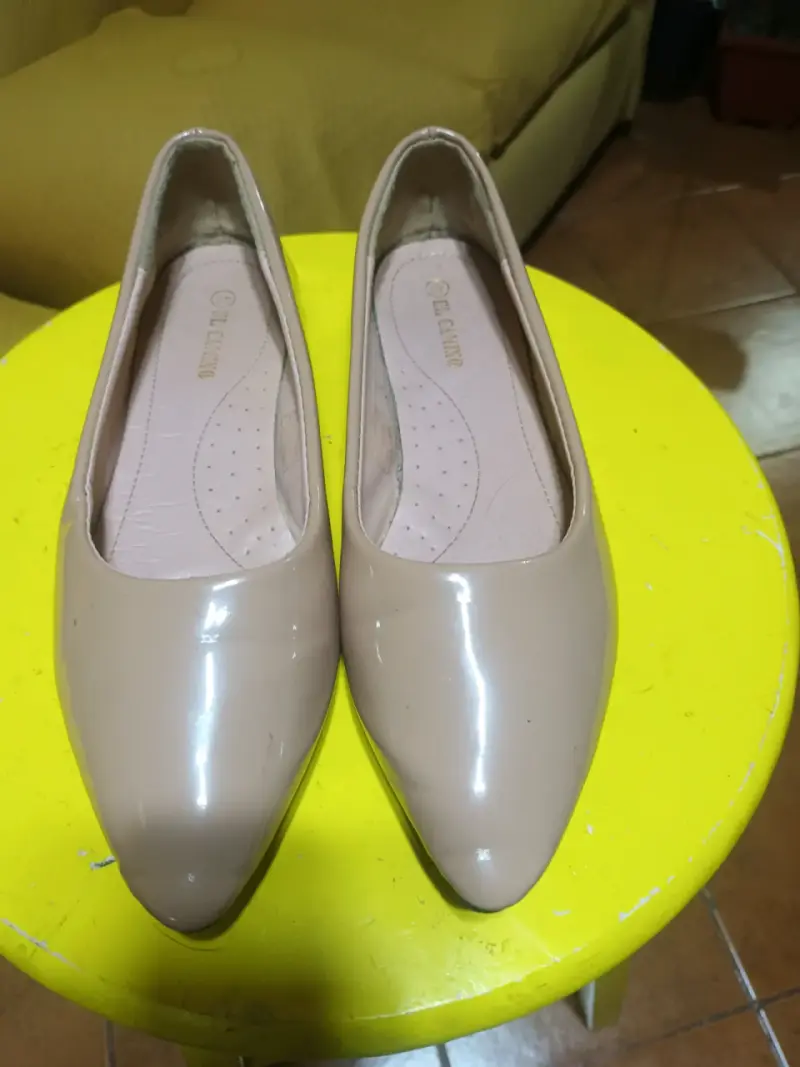 Zapatos planos beige brillantes - 1