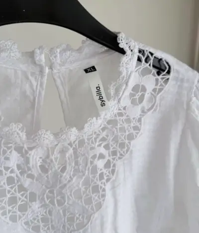 Blusa blanca encaje - miniatura 2