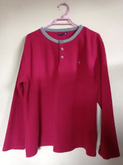 Polerón rojo con cuello gris - miniatura 1