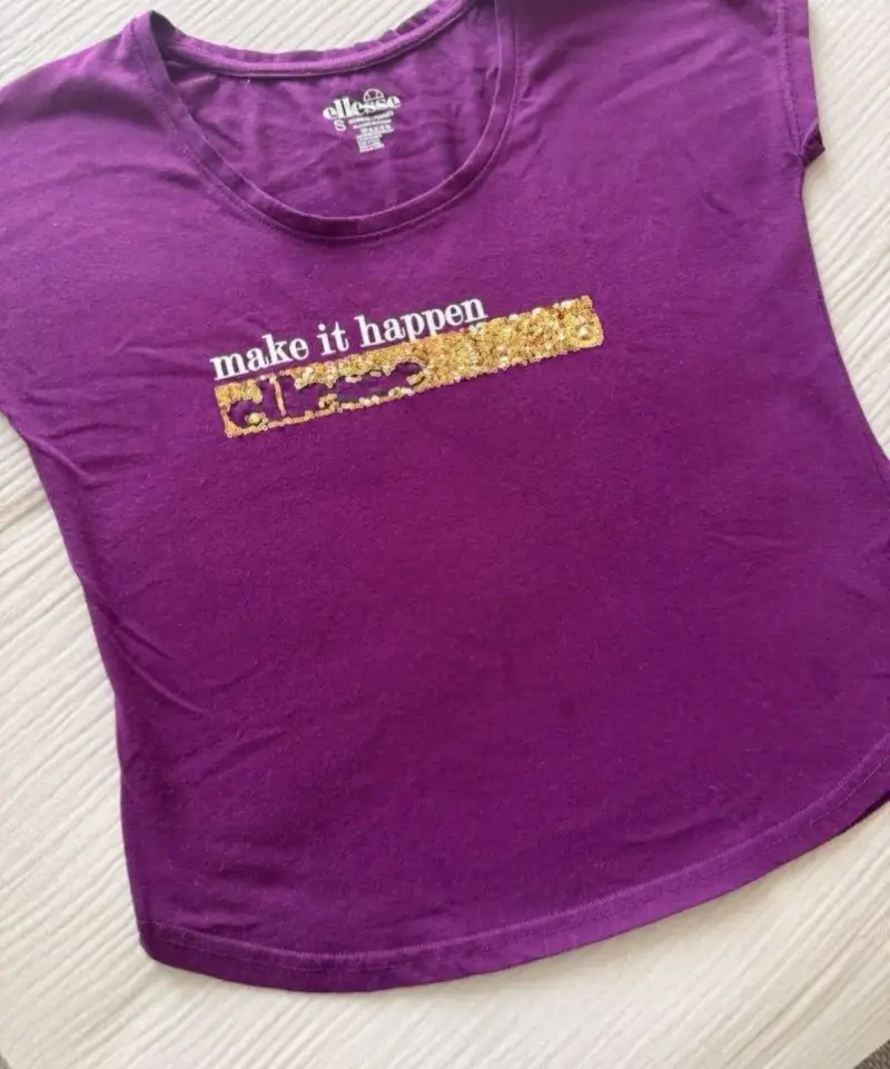 Polera morada con estampado dorado - 1