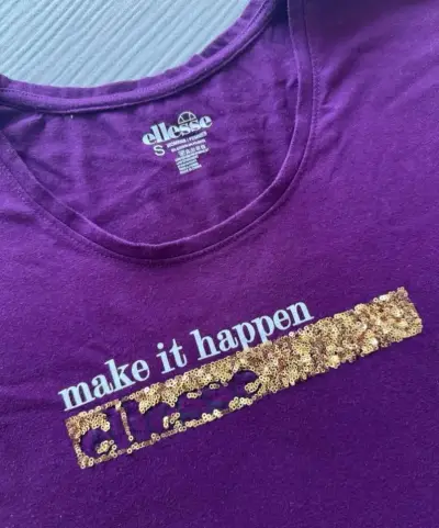 Polera morada con estampado dorado - miniatura 2