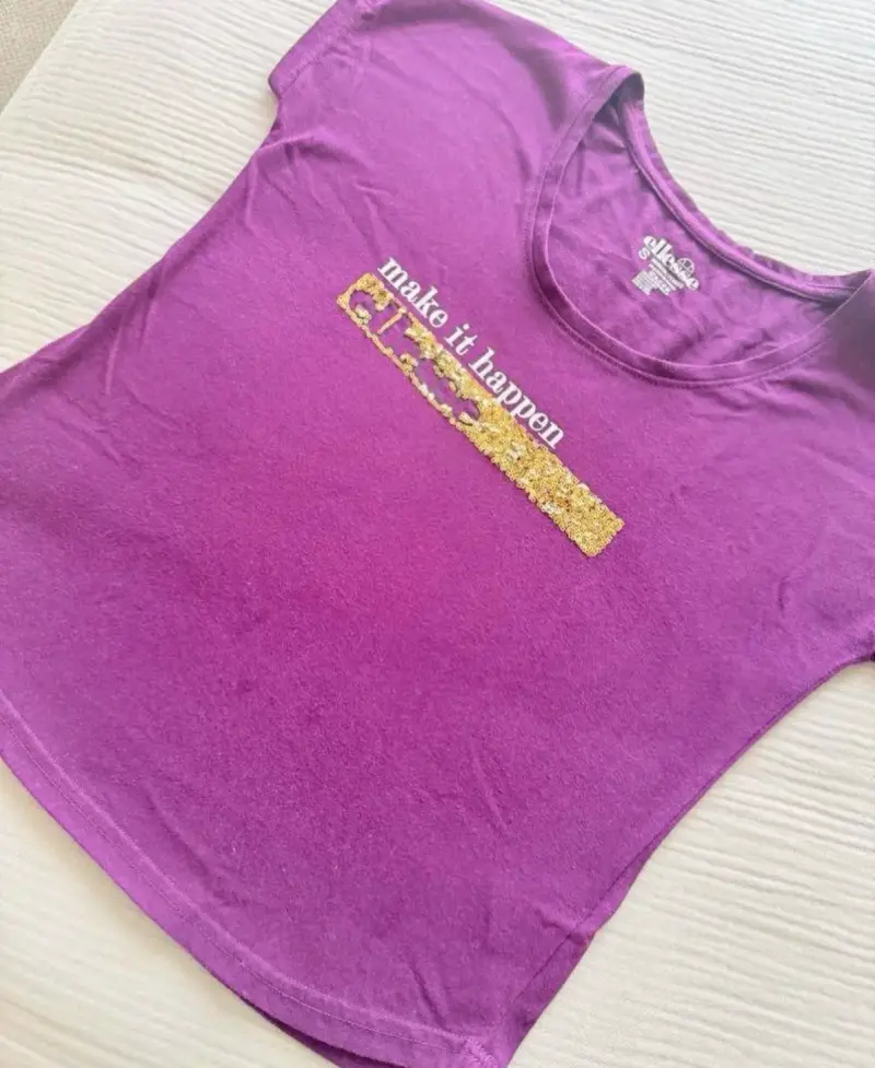 Polera morada con estampado dorado - 3