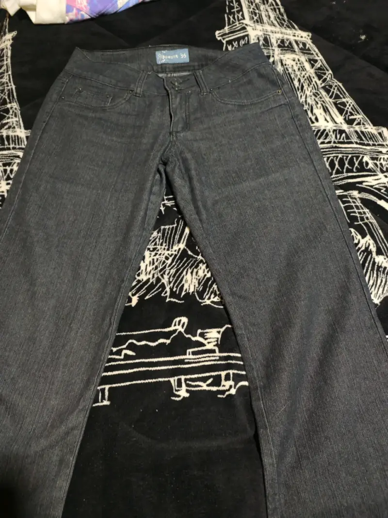 Jeans azul oscuro tiro medio