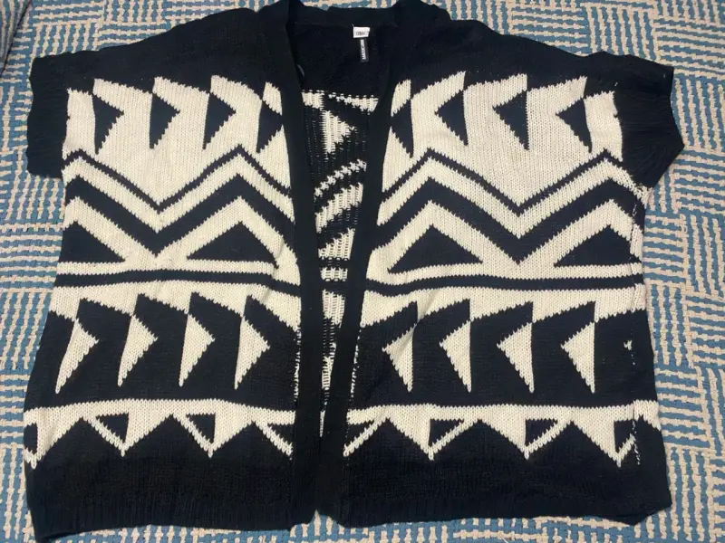 Cardigan de punto blanco y negro