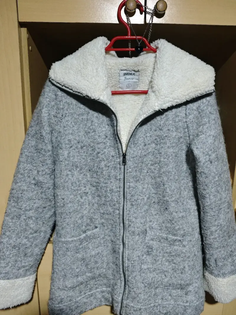 Chaqueta gris con cierre