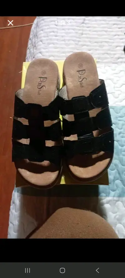 Sandalias negras de cuero sintético - miniatura 1