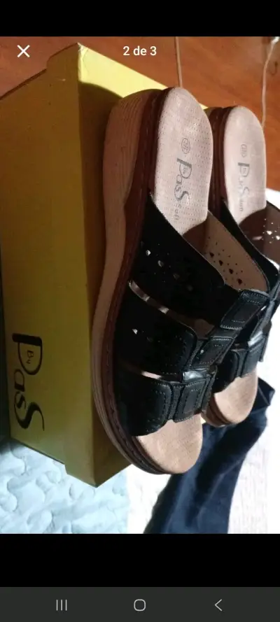 Sandalias negras de cuero sintético - miniatura 2