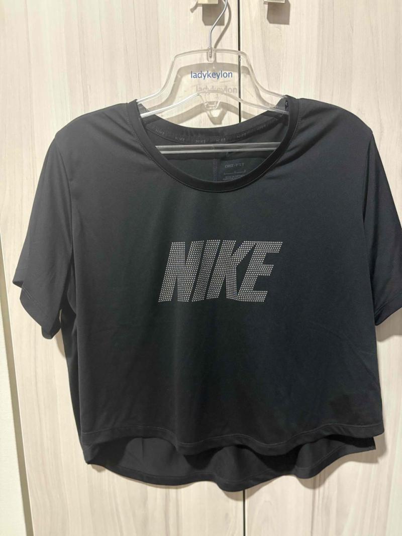 Polera deportiva negra Nike - 1