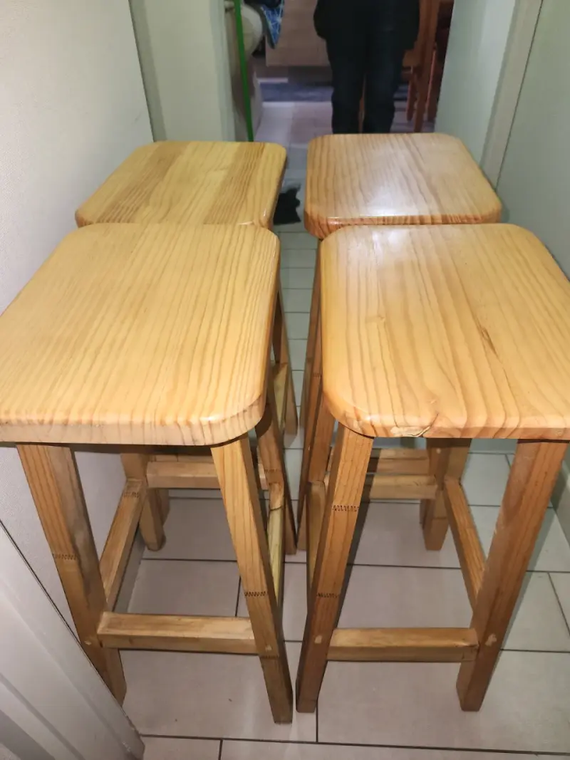 Set de cuatro banquetas de madera