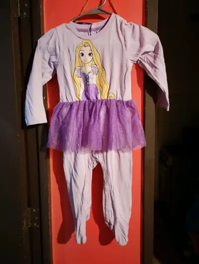 Pijama infantil con diseño de princesa - miniatura 1