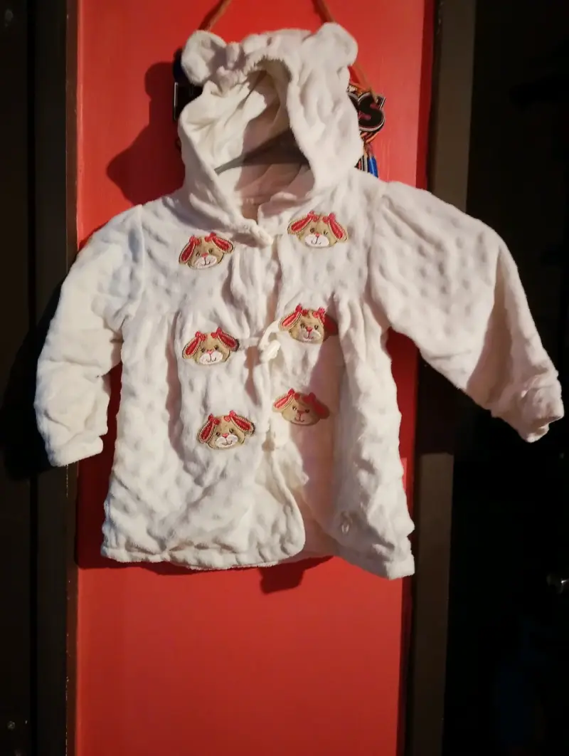 Abrigo infantil blanco con orejas