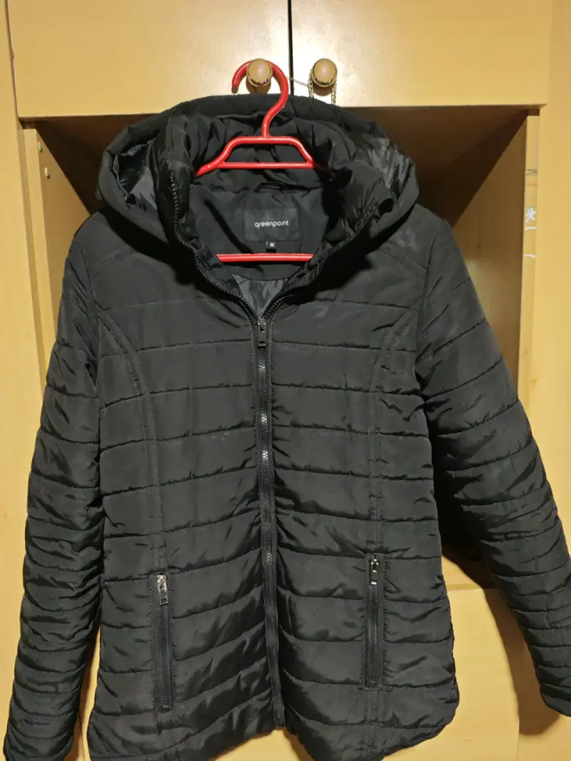 Chaqueta negra con capucha