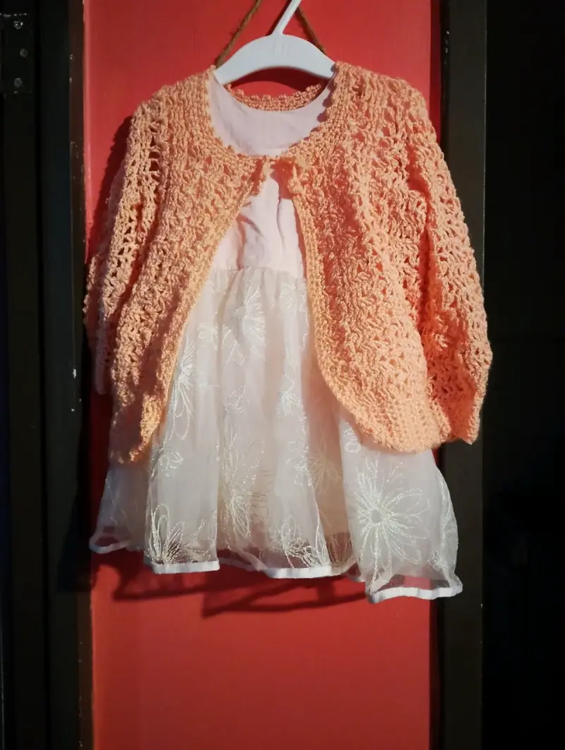 Vestido blanco con chaleco tejido