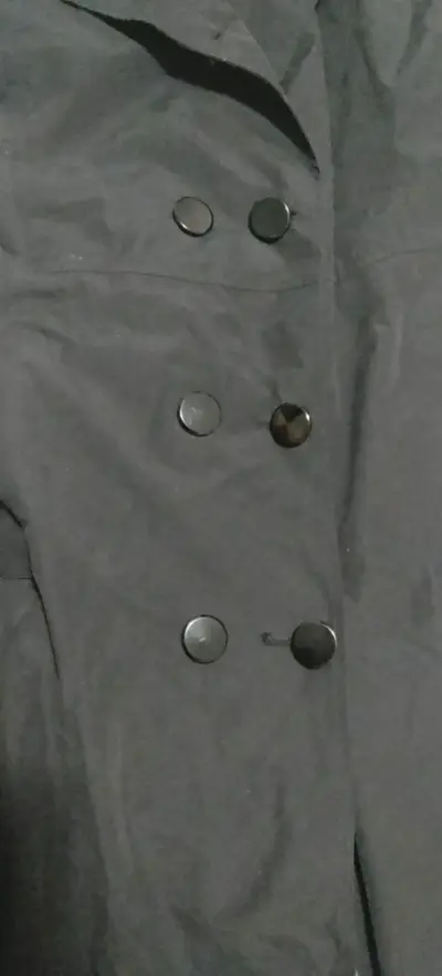 Abrigo negro con cinturón - miniatura 3