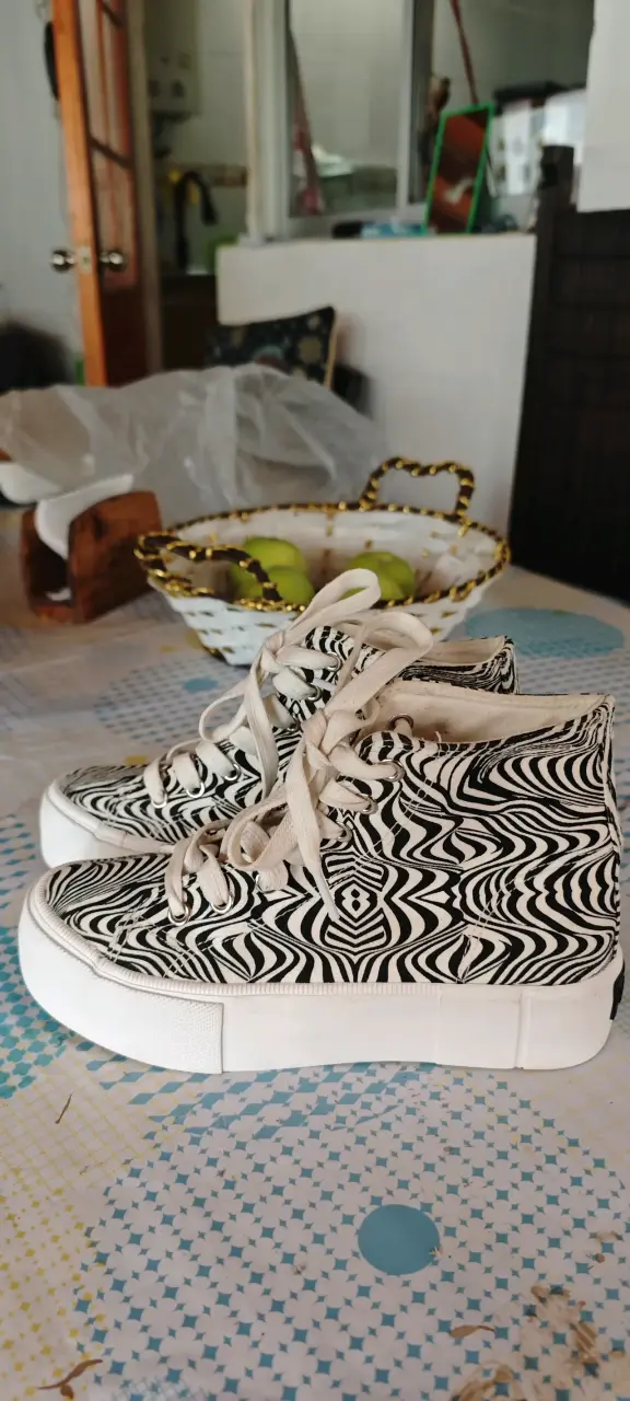 Zapatillas estampado blanco y negro