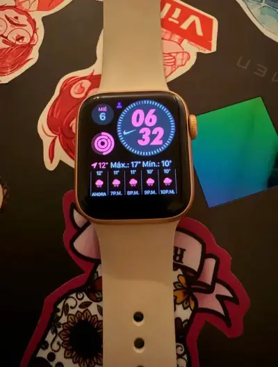 Smartwatch dorado con correa beige - miniatura 2