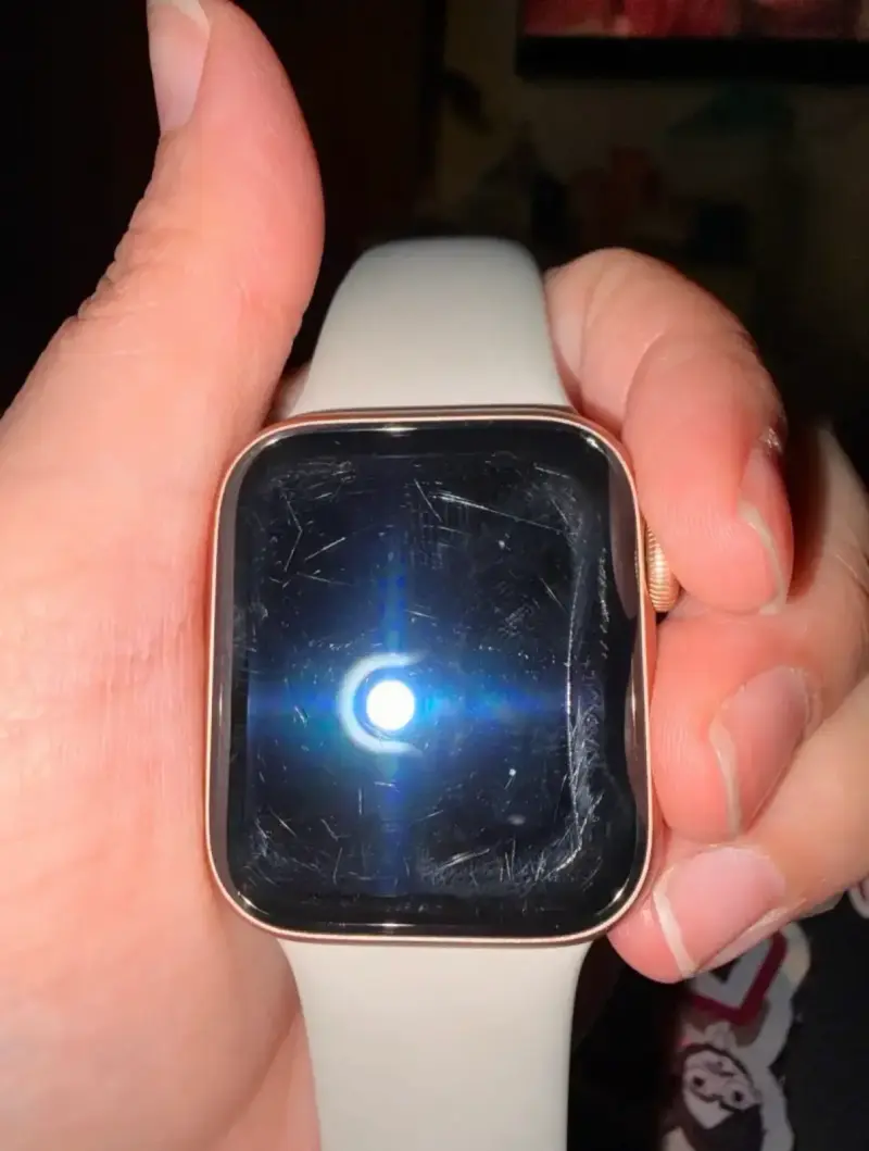 Smartwatch dorado con correa beige - 4