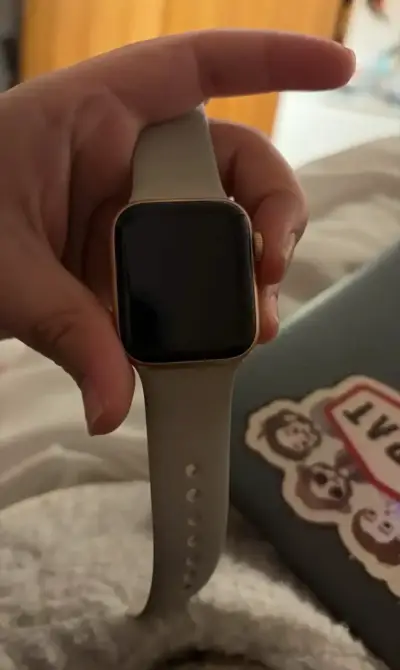 Smartwatch dorado con correa beige - miniatura 5