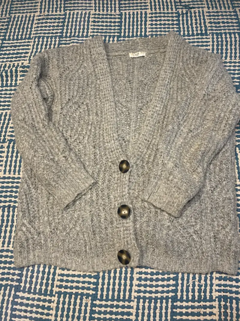 Cardigan gris con botones grandes