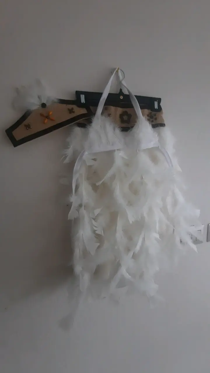 Traje pascuense blanco con plumas - 1
