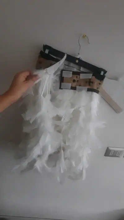Traje pascuense  blanco con plumas - miniatura 3